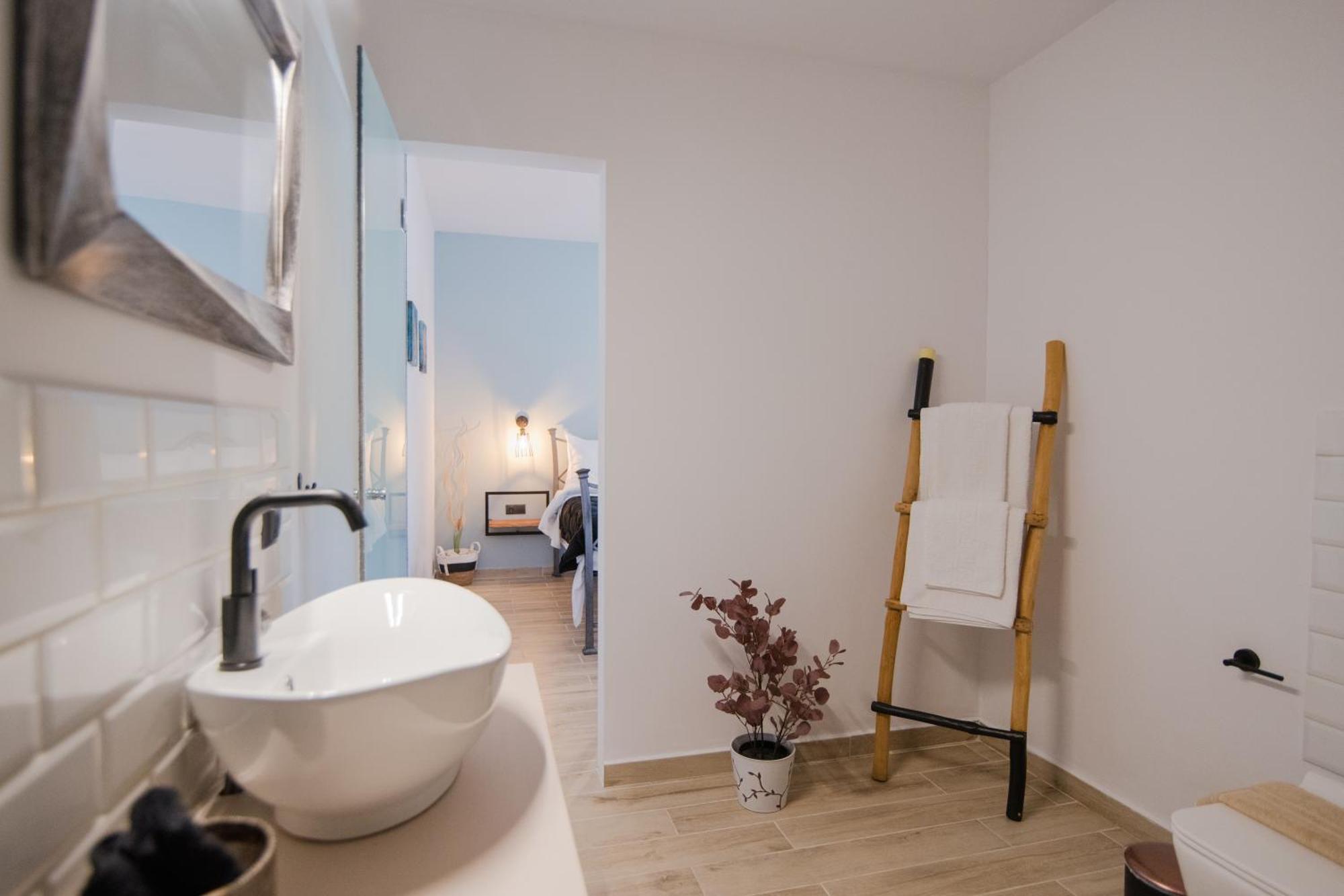 Armoniahousesuites * Peritheia
